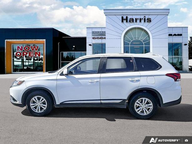 2020 Mitsubishi Outlander ES | Low KM! image 3