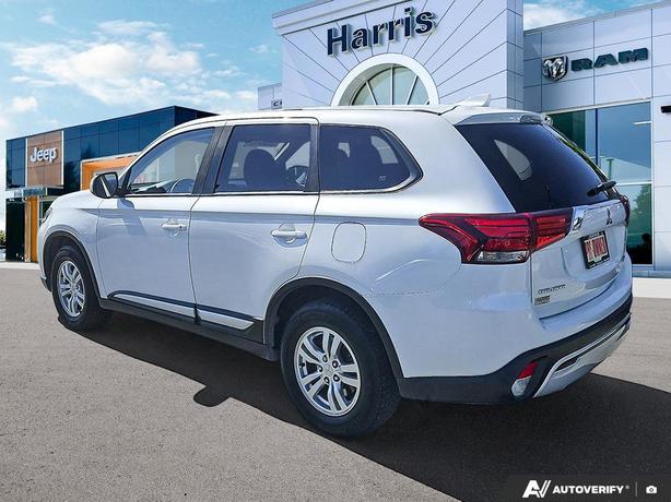 2020 Mitsubishi Outlander ES | Low KM! image 4