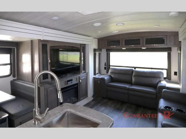Used 2021 Keystone RV Cougar Half-Ton 29RLKWE image 8