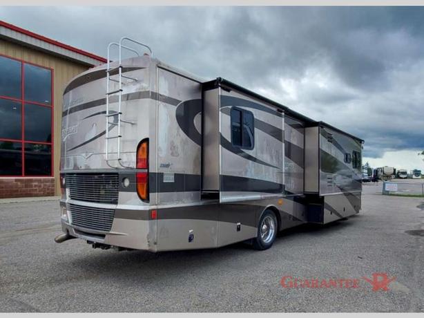 Used 2005 Fleetwood RV Discovery 39L image 4