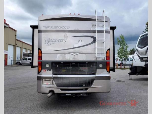 Used 2005 Fleetwood RV Discovery 39L image 5