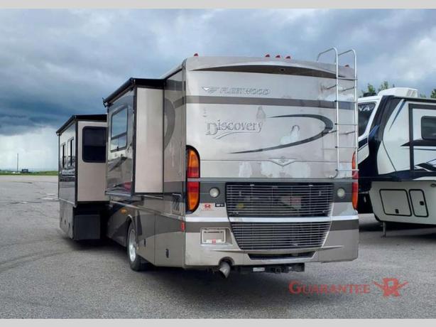 Used 2005 Fleetwood RV Discovery 39L image 6