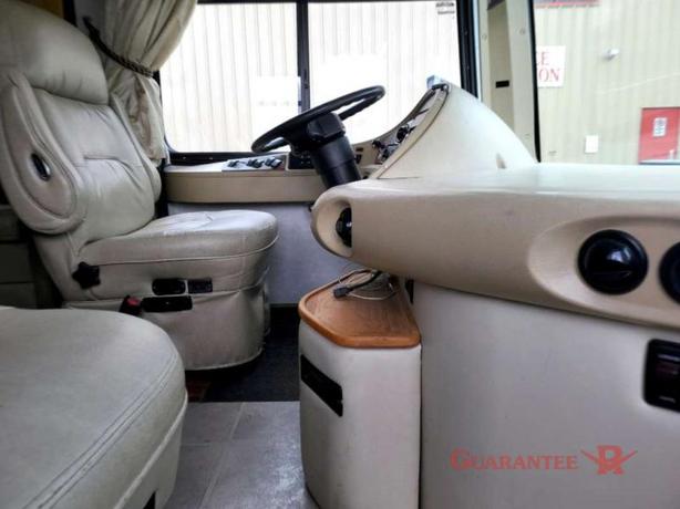 Used 2005 Fleetwood RV Discovery 39L image 7