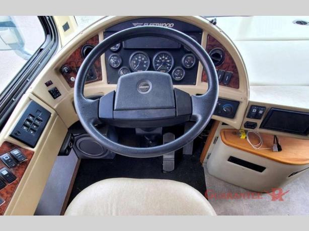 Used 2005 Fleetwood RV Discovery 39L image 8