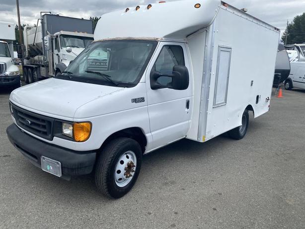 2004 Ford Econoline E-350 Super Duty 12 Foot Cube Van Mobile Office image 1