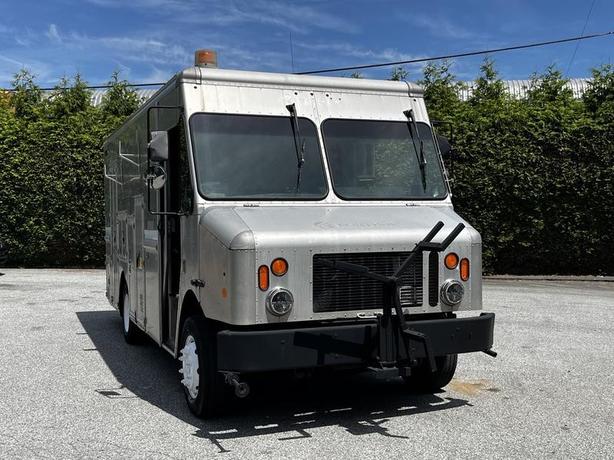 2008 Morgan Olson Workhorse W62 16-Foot Mobile Service Workshop Step Van image 2
