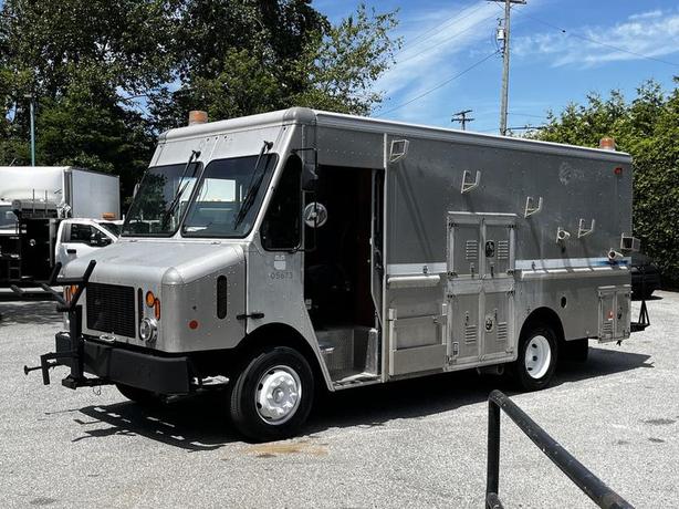 2008 Morgan Olson Workhorse W62 16-Foot Mobile Service Workshop Step Van image 5