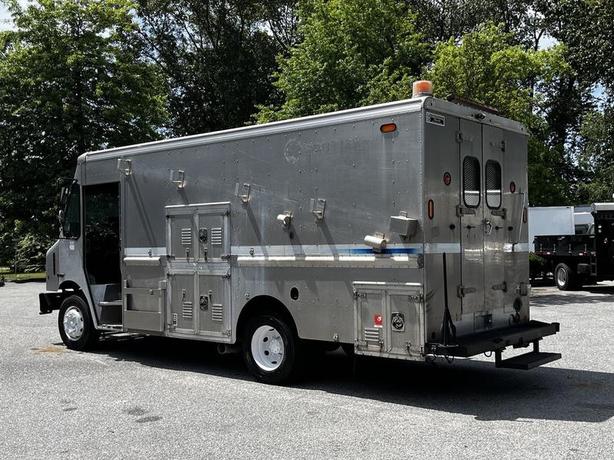2008 Morgan Olson Workhorse W62 16-Foot Mobile Service Workshop Step Van image 7