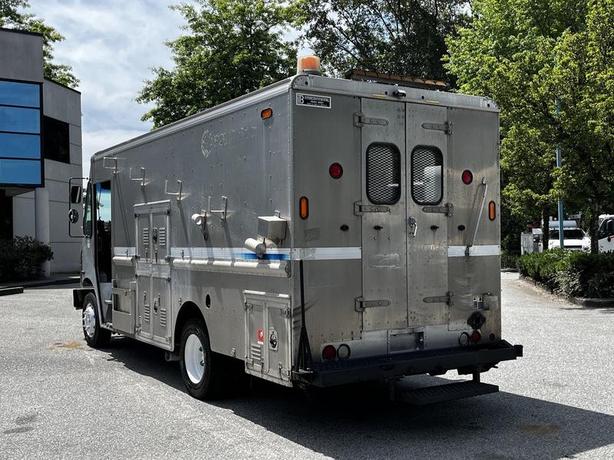 2008 Morgan Olson Workhorse W62 16-Foot Mobile Service Workshop Step Van image 8