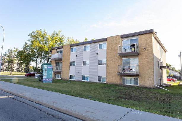 2 Bedroom Beaumaris Lake Apartments image 2