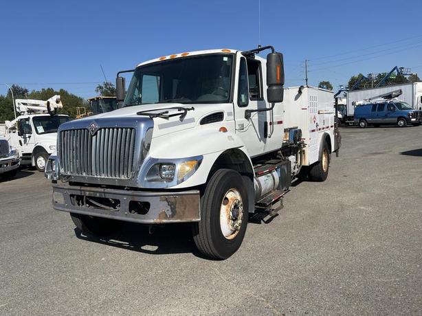 2007 International 7300 Welder Truck Diesel With Air Brakes Power Tailgate image 1