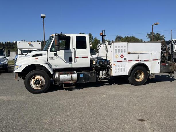 2007 International 7300 Welder Truck Diesel With Air Brakes Power Tailgate image 2