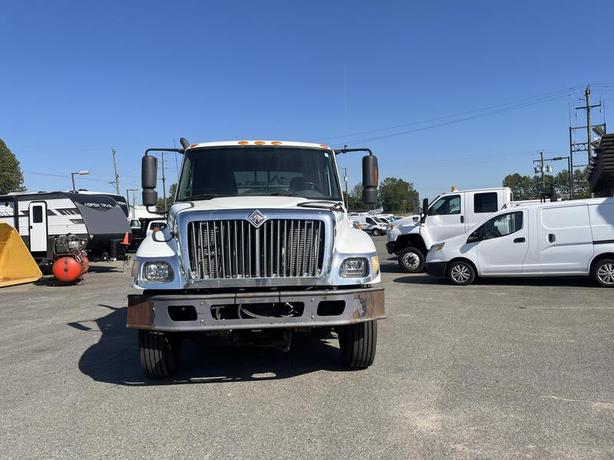 2007 International 7300 Welder Truck Diesel With Air Brakes Power Tailgate image 8
