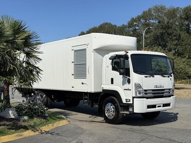 2024 Isuzu FVR 28-Foot Cummins Diesel Cube Van with Power Tailgate and Partition image 1