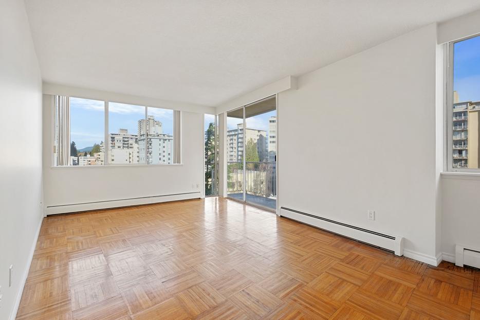 $ 2000- Large 1 Bedroom, 1 Block From Vibrant Denman Street! - display photo