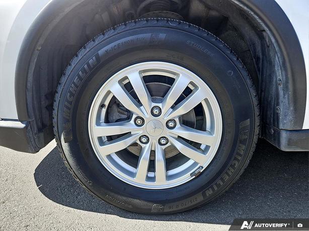 2020 Mitsubishi Outlander ES | Low KM! image 6