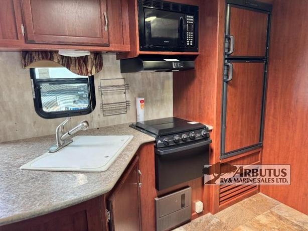 Used 2015 Winnebago Minnie 2201TT image 5