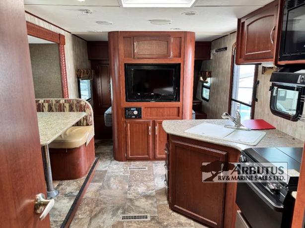 Used 2015 Winnebago Minnie 2201TT image 8