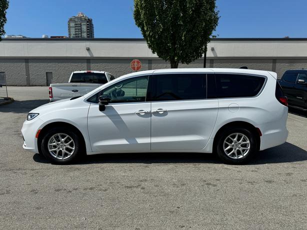 2024 Chrysler Pacifica image 4