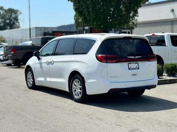 2024 Chrysler Pacifica image 5