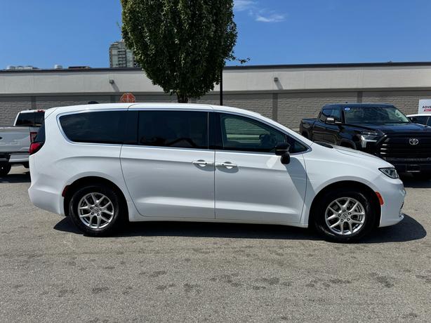 2024 Chrysler Pacifica image 8