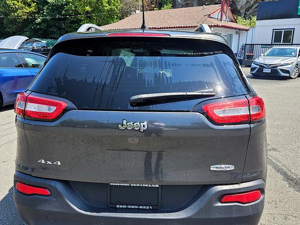 2016 Jeep  Cherokee Latitude image 4
