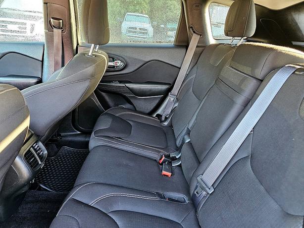 2016 Jeep  Cherokee Latitude image 6