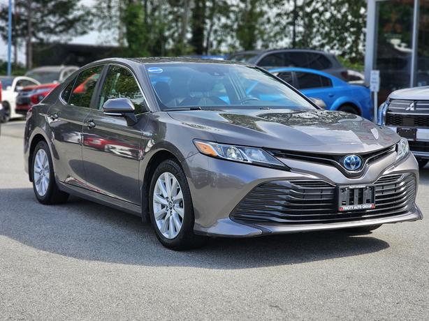 2019 Toyota Camry Hybrid LE Auto image 3