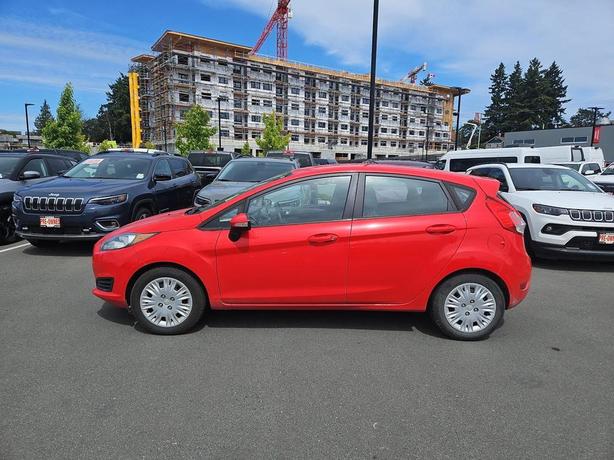 2014 Ford Fiesta SE | No Reported Accidents! image 3