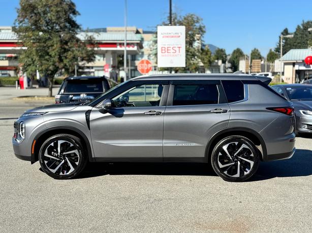 2023 Mitsubishi Outlander LE Premium - Navigation, Heated Steering Wheel image 8