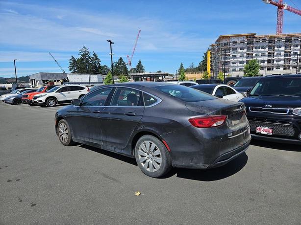 2016 Chrysler 200 LX image 4