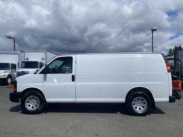 2009 Chevrolet Express 1500 Cargo Van image 2