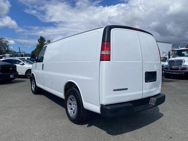 2009 Chevrolet Express 1500 Cargo Van image 3