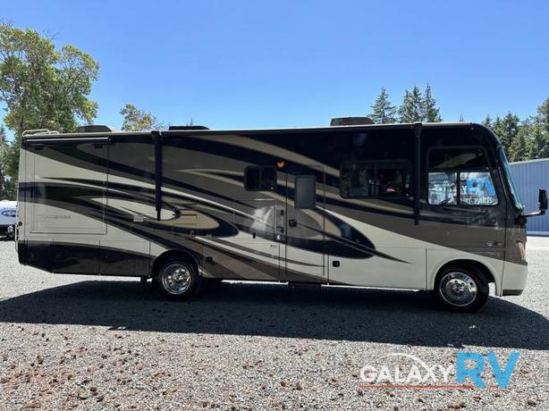 Used 2011 Thor Motor Coach Challenger 32VS image 3