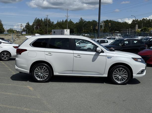2022 Mitsubishi Outlander PHEV SE 4WD - Blind Spot Warning & Power Driver Seat image 5