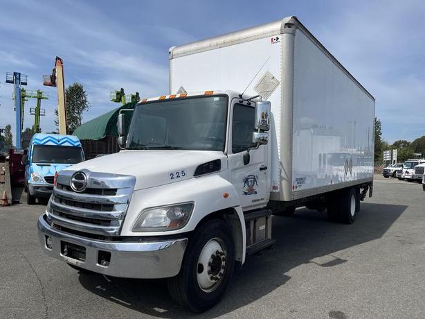 2018 Hino 338 Cube Van 26 foot Box Power Tailgate Diesel Air Brakes image 1