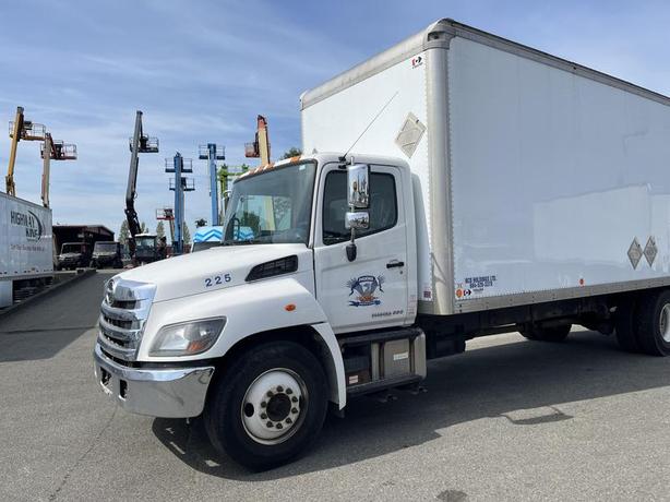 2018 Hino 338 Cube Van 26 foot Box Power Tailgate Diesel Air Brakes image 2