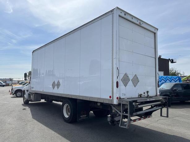 2018 Hino 338 Cube Van 26 foot Box Power Tailgate Diesel Air Brakes image 5