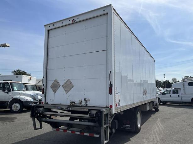2018 Hino 338 Cube Van 26 foot Box Power Tailgate Diesel Air Brakes image 7
