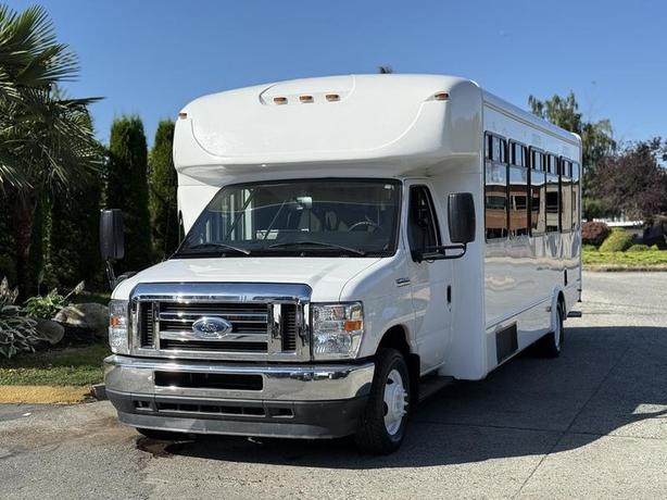 2021 Ford Econoline E450 23-Passenger Bus image 4