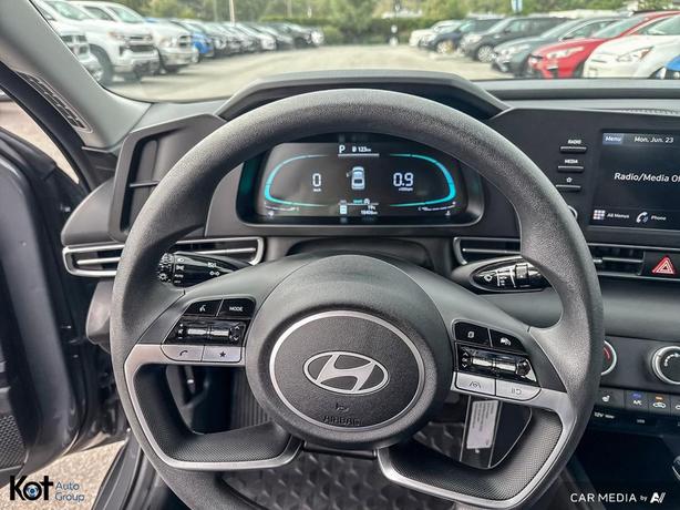 2024 Hyundai Elantra Essential ONE OWNER! NO ACCIDENT! REAR CROSS TRAFFIC! BLIND image 6