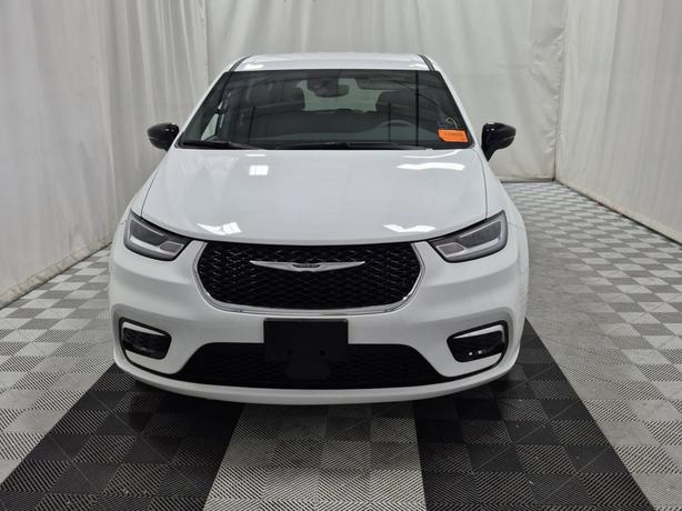 2024 Chrysler Pacifica Touring | No Reported Accidents! image 3