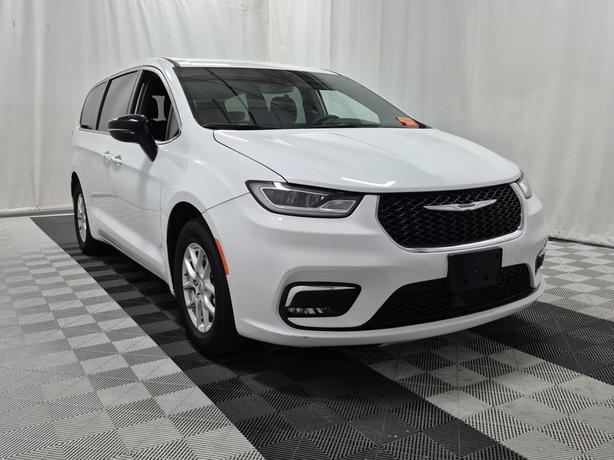 2024 Chrysler Pacifica Touring | No Reported Accidents! image 4