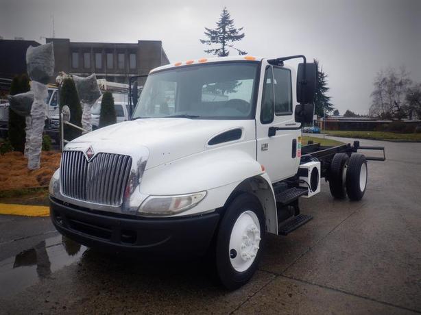 2006 International 4300 Cab and Chassis Air Brakes Dually Diesel image 2