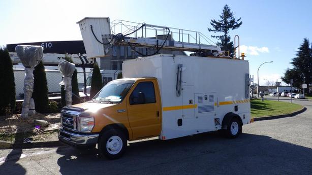 2015 Ford Econoline E-450 Cube Van With Bucket image 5