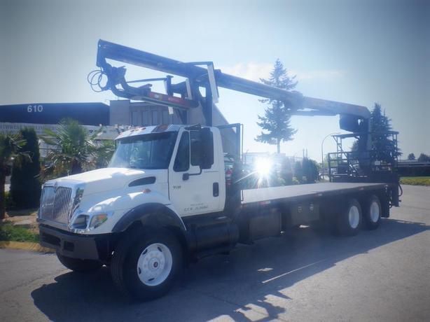 2006 International 7500 Flat Deck 25 foot With Crane Air Brakes 3 Seater Diesel  image 1