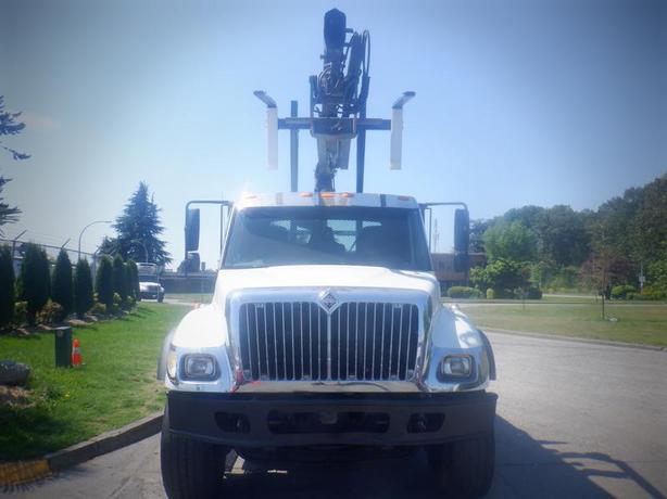 2006 International 7500 Flat Deck 25 foot With Crane Air Brakes 3 Seater Diesel  image 3