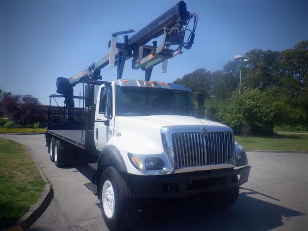 2006 International 7500 Flat Deck 25 foot With Crane Air Brakes 3 Seater Diesel  image 4