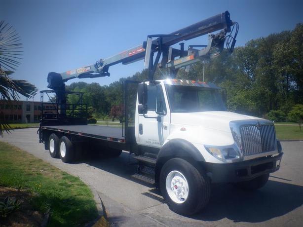 2006 International 7500 Flat Deck 25 foot With Crane Air Brakes 3 Seater Diesel  image 5