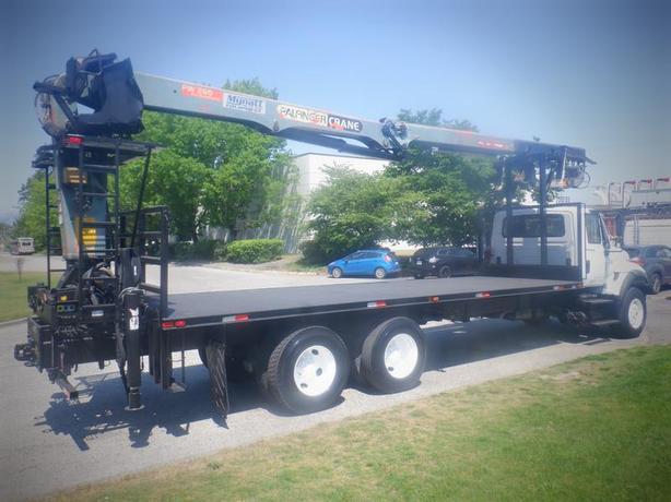 2006 International 7500 Flat Deck 25 foot With Crane Air Brakes 3 Seater Diesel  image 6
